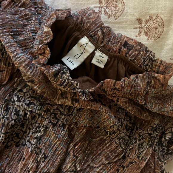 Long-sleeve, hip-cinching blouse with vintage pattern. - Picture 2 of 5